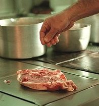 Asocian carne roja con mayor riesgo a sufrir cáncer esofágico y estomacal