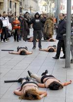 Activistas escenifican una matanza de animales en protesta contra las pieles Activistas escenifican una matanza de animales en protesta contra las pieles