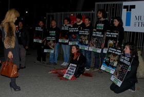 Activistas protestan contra el uso de pieles de animales frente al Museo del Traje Activistas protestan contra el uso de pieles de animales frente al Museo del Traje