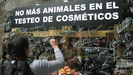 En Chile, AnimaNaturalis se sumo a LUSH en su cruzada contra la experimentación en animales En Chile, AnimaNaturalis se sumo a LUSH en su cruzada contra la experimentación en animales
