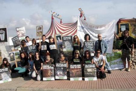 Grupo de acción de AnimaNaturalis en Menorca protesta a las puertas del Circo Roma Grupo de acción de AnimaNaturalis en Menorca protesta a las puertas del Circo Roma