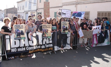 Un centenar de personas se manifestaron en Muro por la abolición de la tauromaquia