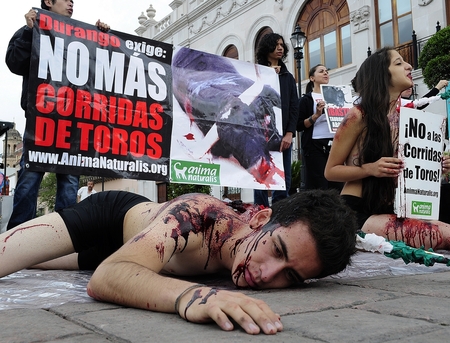 Activistas banderillados protestaron contra la tauromaquia en Durango Activistas banderillados protestaron contra la tauromaquia en Durango