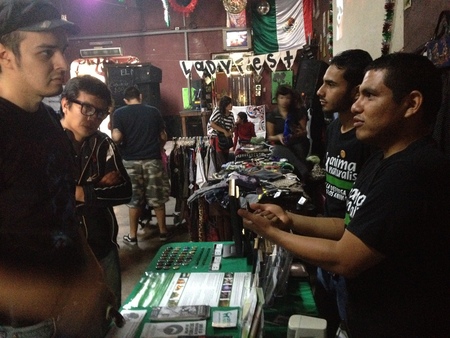 Mesa informativa de AnimaNaturalis durante "Lady Fest 2012" en Monterrey Mesa informativa de AnimaNaturalis durante "Lady Fest 2012" en Monterrey