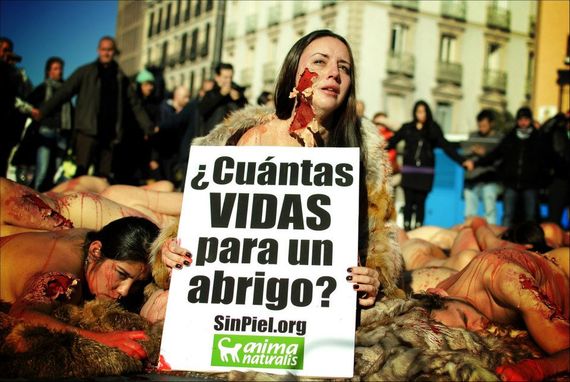 Impactante acción de AnimaNaturalis contra las pieles en Madrid