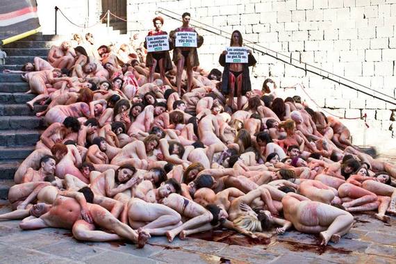 Desnudos y ensangrentados contra las pieles en Barcelona