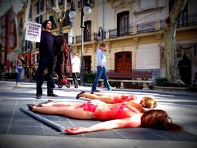 Flashmob en Palma contra la industria peletera