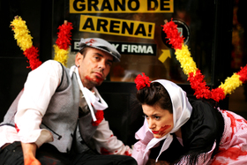 Chulapas se ponen en la piel del toro en Madrid