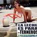 Activista se puso en el lugar de las vacas lecheras