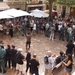 Se manifiestan contra la tortura y los echan del pueblo con insultos y huevos