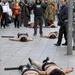 Activistas escenifican una matanza de  animales en protesta contra las pieles