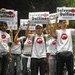 Venezolanos protestan contra caza de delfines en Japón