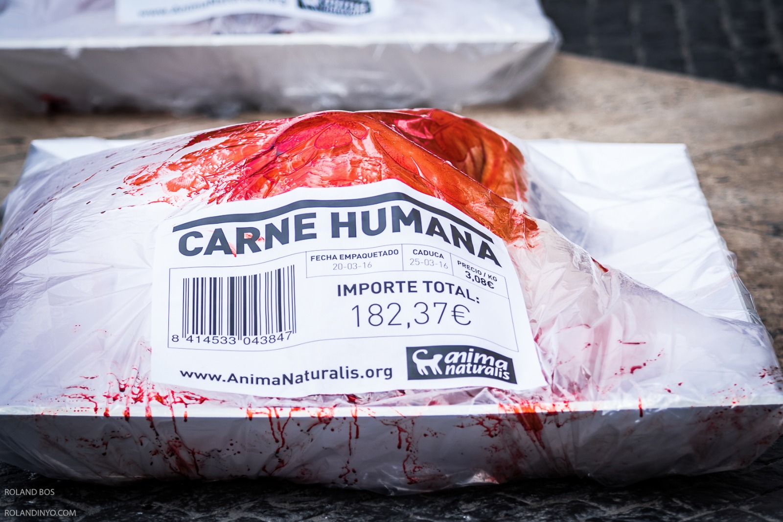 Desnudos en bandejas de carne contra el consumo de animales Desnudos en bandejas de carne contra el consumo de animales