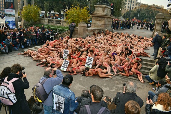 Casi dos centenares de activistas exigen el fin del uso de pieles animales
