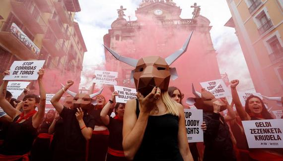 Una manada de toros exige el fin inmediato de las corridas de toros en San Fermín