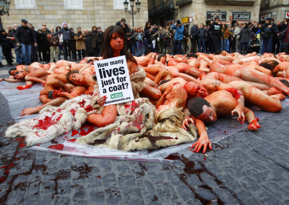 Un centenar de personas se desnudan en Barcelona contra la industria de la piel