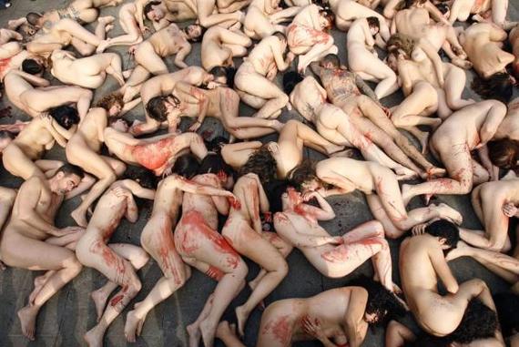 110 personas se desnudan en la plaza Catalunya contra el uso de las pieles