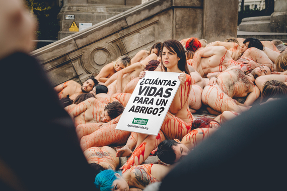 Medio centenar de activistas protestan contra la venta de pieles en El Corte Inglés de Barcelona