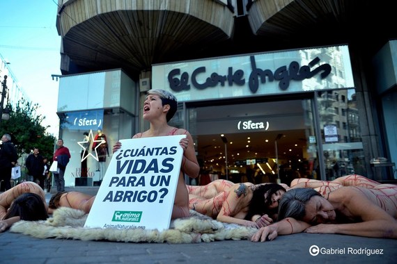 Activistas protestan contra la venta de pieles El Corte Inglés de Valencia