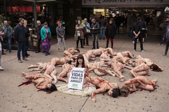 Una veintena de activistas protestan contra la venta de pieles en El Corte Inglés de Alicante