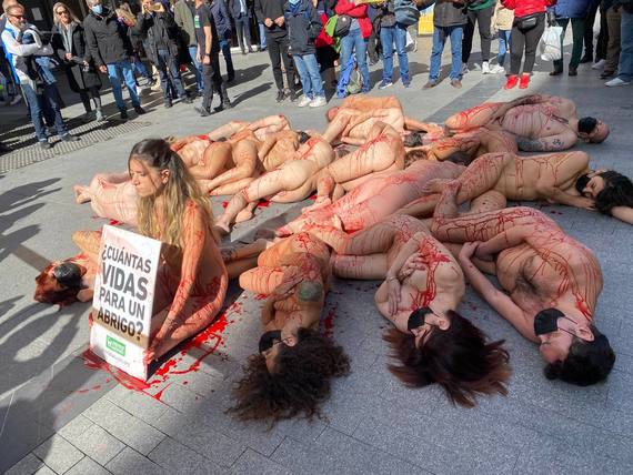 Activistas se desnudan en Madrid para exigir el cierre de las granjas peleteras