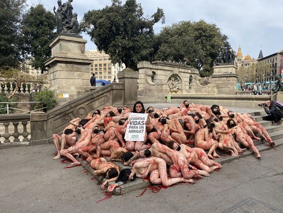 Medio centenar se desnuda en Barcelona para exigir el cierre de las granjas peleteras