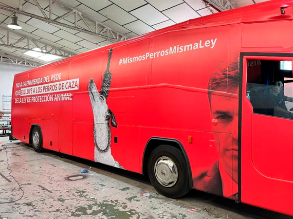Bus recorrerá Madrid para recordar al PSOE que todos los perros deben ser iguales ante la ley