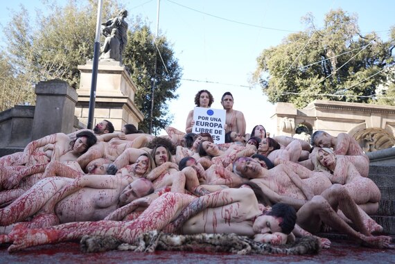 Cincuenta cuerpos desnudos en Barcelona exigen el fin de la crueldad peletera