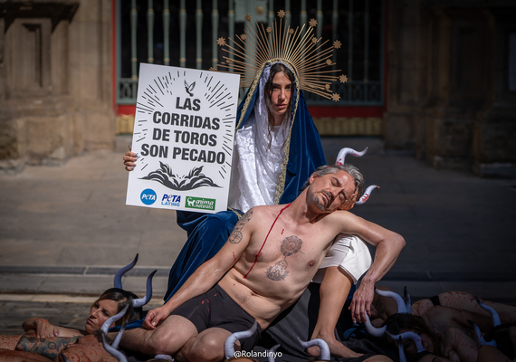 Sacudimos el corazón de Sanfermines con una Pietà que exige extender la compasión también a los toros