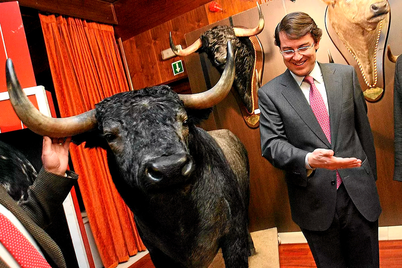 Mañueco promete subvenciones taurinas como estrategia para ganar votos en Castilla y León