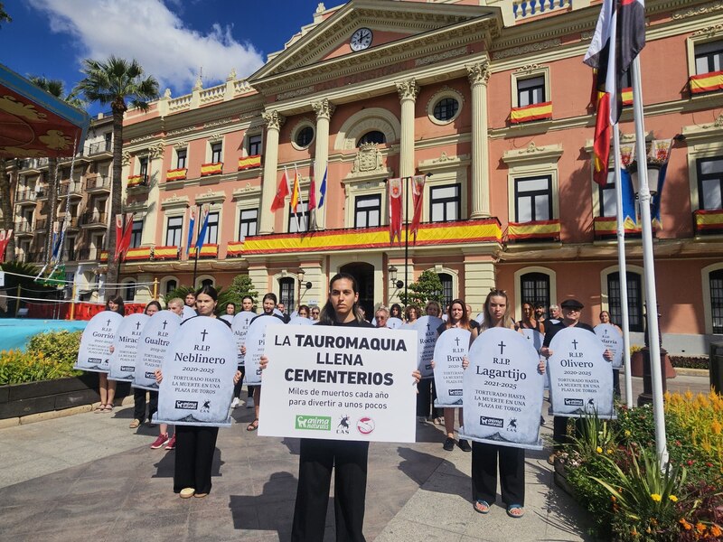 Activistas cargan lápidas con nombres de toros frente al ayuntamiento de Murcia